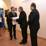 2012_05_31_Jihlava - zleva - Tomáš Škaryd předává cenu Václavovi Novákovi a Petru Piňosovi