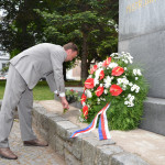 Tomáš Škaryd uctil pomátku mistra Jana Husa položením květiny u jeho památníku v Chrudimi