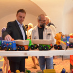 Tomáš Škaryd při návštěvě stánků s hračkami