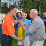 Tomáš Škaryd pogratuloval a předal cenu nejstaršímu běžci závodu panu Milanu Vorlovi