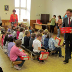 Tomáš Škaryd zahájil školní rok u prvňáčků v Chotěboři a předal jim dárky v podobě bezpečných boxů