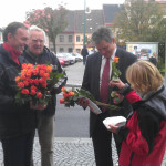 Rozdávání růži s panem Dienstbierem
