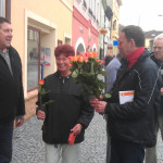 Rozdávání růži s panem Dienstbierem
